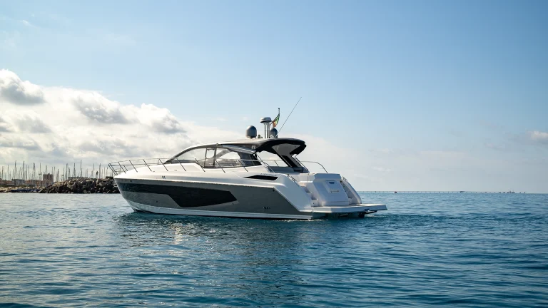 cbluxuryrent-noleggio-yacht-azimut-01