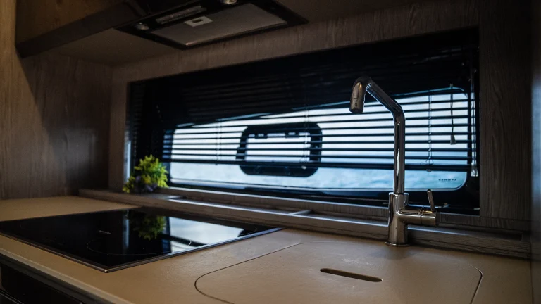 cbluxuryrent-noleggio-yacht-azimut-12