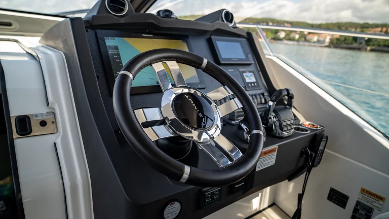 cbluxuryrent-noleggio-yacht-azimut-16